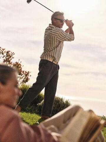 Golfare i gyllent ljus