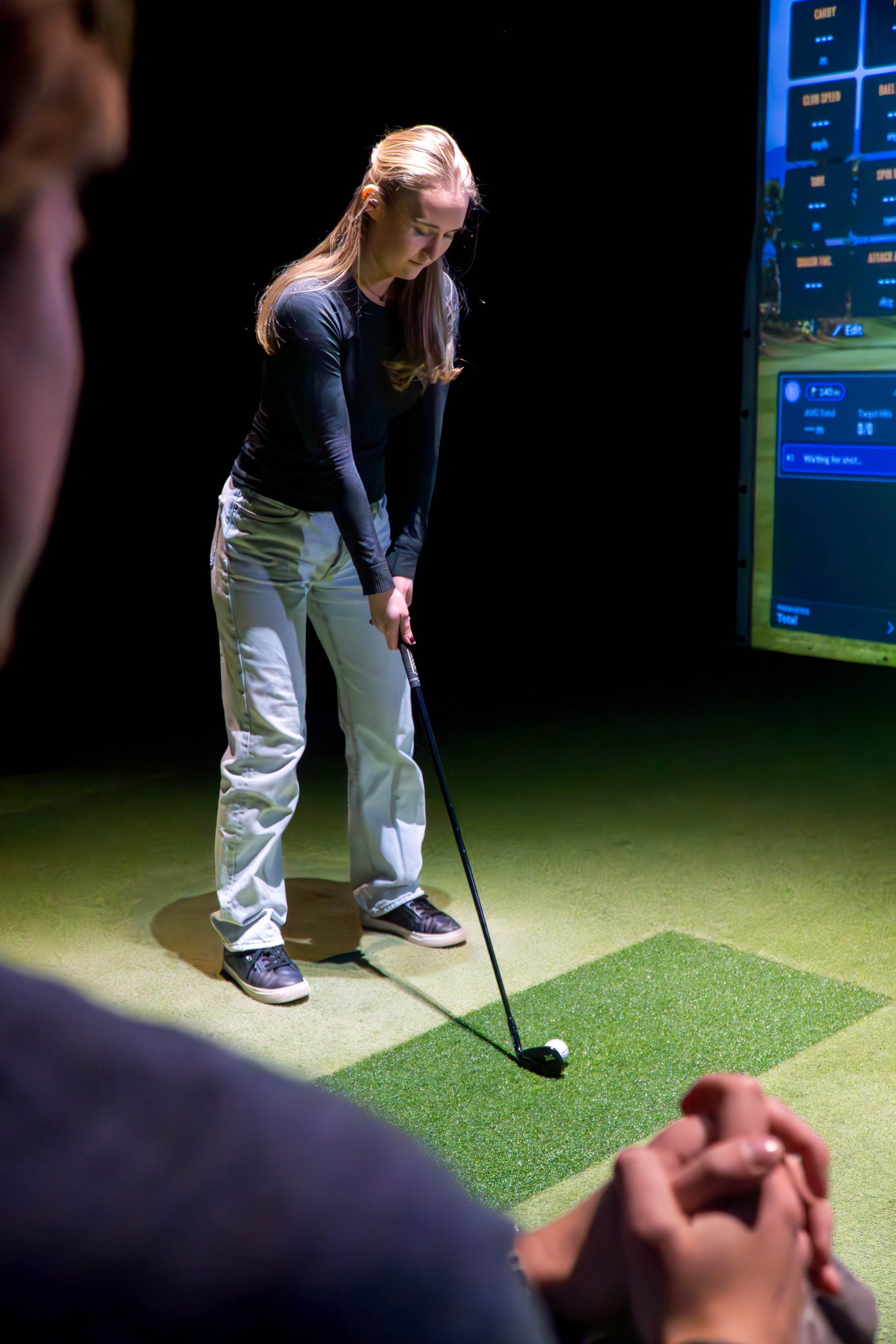 Kvinna i simulator med TrackMan-data