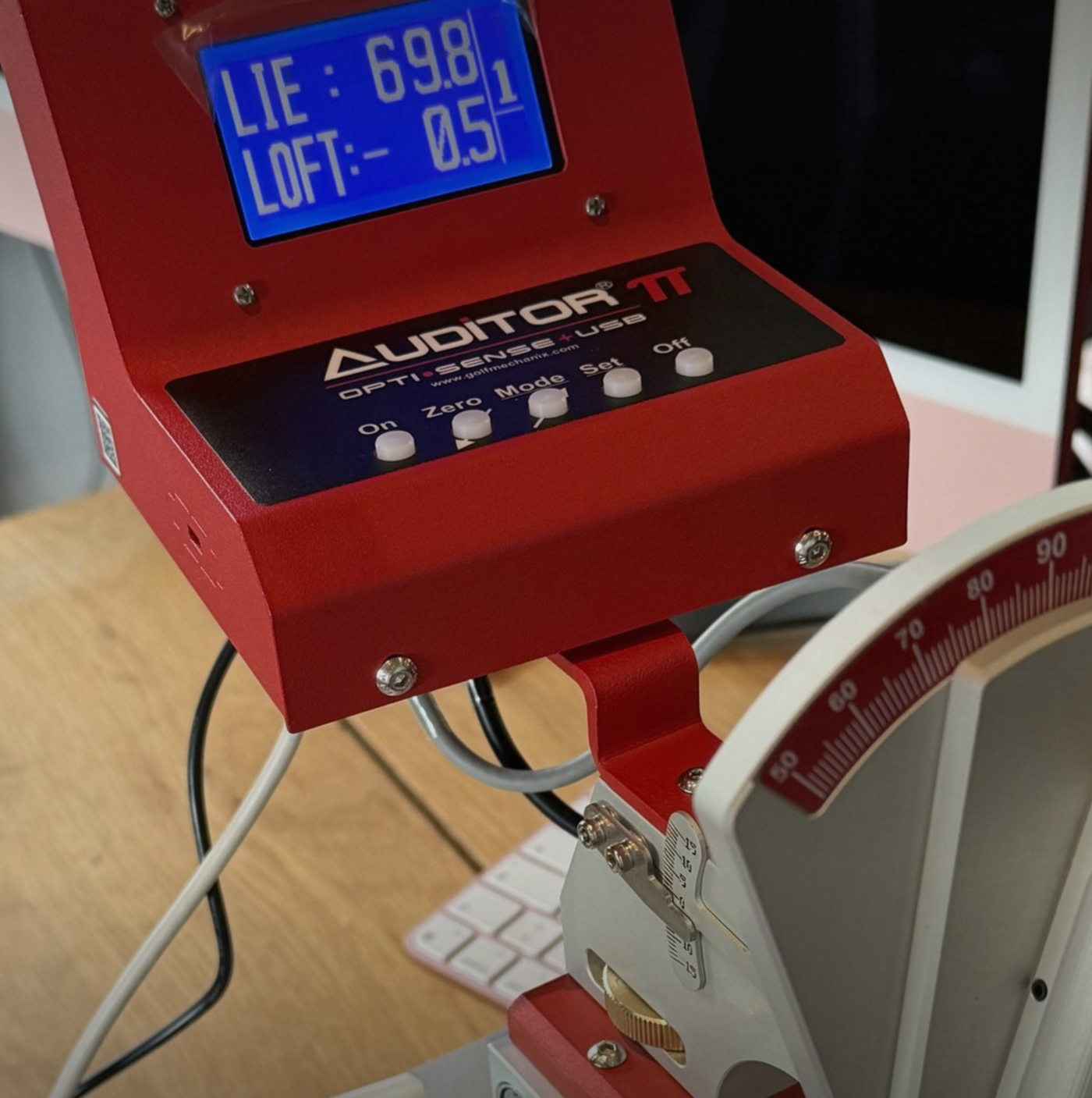 Digital loft- och lie-mätare på WAUW:s mätbänk