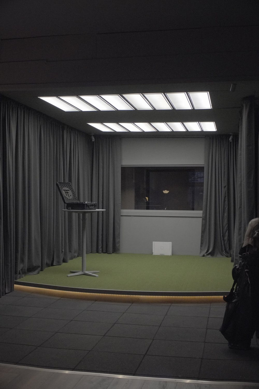 WAUW:s visuellt neutrala puttningsbay, draperad på alla sidor