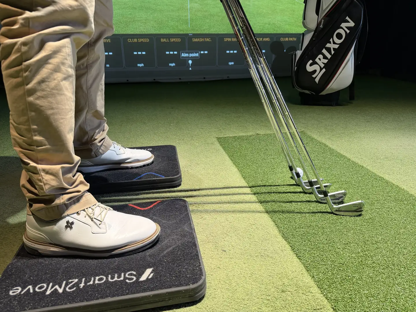 Spelare står på Smart2Move 3D-kraftplattor framför TrackMan-skärmen i studion i Sundbyberg
