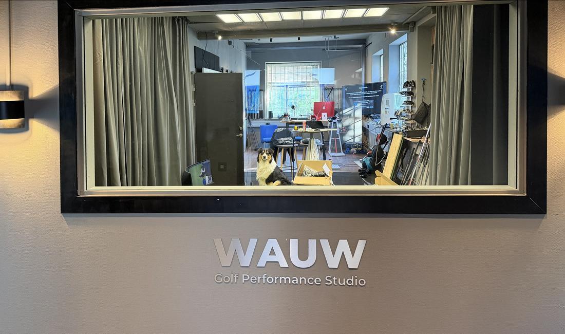 WAUW Performance Lab 位于松德比贝里 Grahamsvägen 15 的入口，玻璃后是工作室