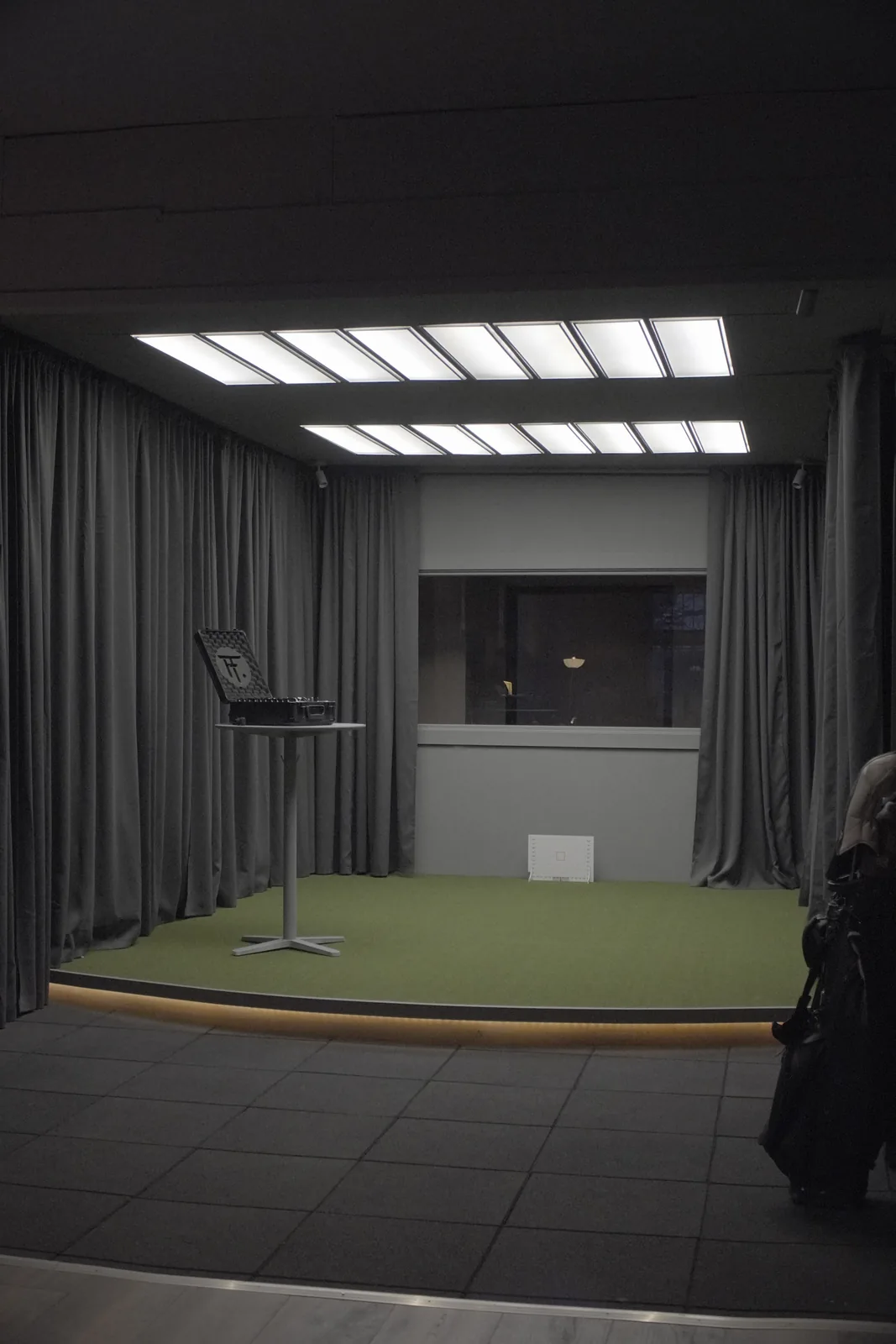 VNB · Visually Neutral Bay i WAUW Performance Lab — TGL Synlawn-gräs, neutral belysning, inga riktningslinjer